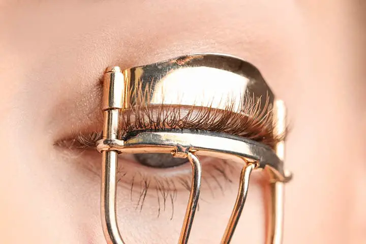 How to curl your eyelashes without causing them too much damage